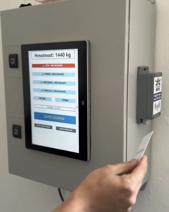 Samoobslužný terminál váhy s čítačkou RFID kariet