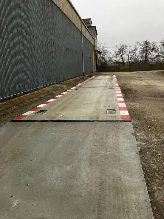 Zapustená mostová váha 60 t pri hale